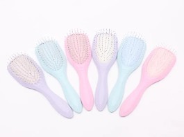 แปรงผม Detangling ต้องใช้ฝีแปรงกี่ครั้งเพื่อแก้ปมที่พันกันยาก เมื่อเทียบกับหวีพลาสติกทั่วไป